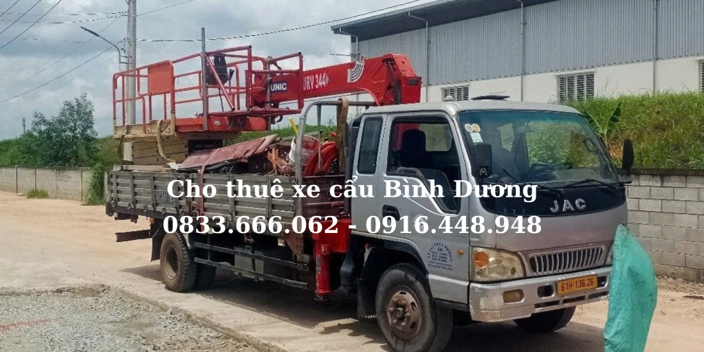 Dịch vụ cho thuê xe cẩu 5 tấn chở xe nâng người Dịch vụ cho thuê xe cẩu 5 tấn chở xe nâng người